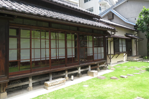 【ブラタモリ風に街歩き】レトロな邸宅と明治文人のお墓参り